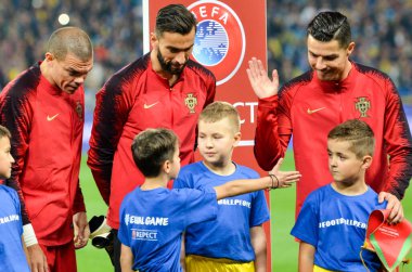 Kyiv, Ukrayna - 14 Ekim 2019: Cristiano Ronaldo, Uefa Euro 2020 ön eleme karşılaşmasında Ukrayna ile Portekiz, Ukrayna arasında oynanan karşılaşmada oğlanı selamladı.