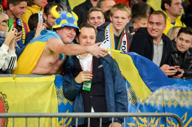 Kyiv, Ukrayna - 14 Ekim 2019: Ukraynalı taraftarlar, Uefa Euro 2020 ön eleme karşılaşmasında milli takım Ukrayna 'nın Portekiz, Ukrayna' ya karşı oynadığı maçı destekliyor