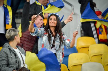Kyiv, Ukrayna - 14 Ekim 2019: Ukraynalı taraftarlar Uefa Euro 2020 ön eleme karşılaşmasında Ukrayna ile Portekiz, Ukrayna arasında oynanan karşılaşmada stadyumda takımı destekliyorlar