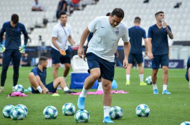 İstanbul, Türkiye - 14 Ağustos 2019: Vodafone Park, Türkiye 'de Liverpool ile Chelsea arasında oynanan Uefa Süper Kupası Finalleri öncesinde teknik direktör Frank Lampard topla oynadı