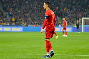 Kyiv, Ukrayna - 14 Ekim 2019: Cristiano Ronaldo Uefa Euro 2020 ön eleme karşılaşmasında Portekiz milli takımı Ukrayna ile oynanan Ukrayna maçında su içti