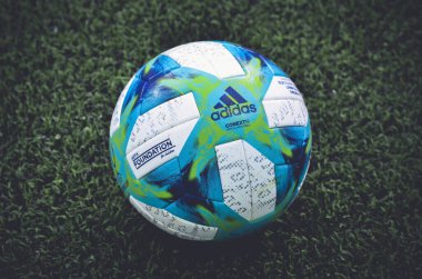 İstanbul, Türkiye - 14 Ağustos 2019: Şampiyonlar Ligi resmi futbol topu, Liverpool ile Chelsea arasında Türkiye 'nin Vodafone Park kentinde oynanan Uefa Süper Kupa Finalleri öncesinde detal ile kapanış yaptı