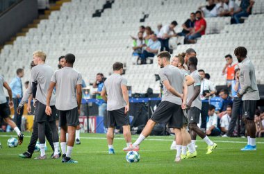 İstanbul, Türkiye - 14 Ağustos 2019: Liverpool futbolcuları Uefa Süper Kupası Finalleri öncesinde Vodafone Arena, Türkiye 'deki Vodafone Park' ta Liverpool ve Chelsea arasında oynanan karşılaşma öncesi antrenman oturumu