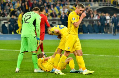 Kyiv, Ukrayna - 14 Ekim 2019: Uefa Euro 2020 ön eleme karşılaşmasında Ukrayna milli takımı Ukrayna ile Portekiz milli takımı Ukrayna arasında oynanan karşılaşmada çim oyuncusuna yalan söyleyen yaralı oyuncu
