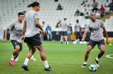 İstanbul, Türkiye - 14 Ağustos 2019: Liverpool futbolcuları Uefa Süper Kupası Finalleri öncesinde Vodafone Arena, Türkiye 'deki Vodafone Park' ta Liverpool ve Chelsea arasında oynanan karşılaşma öncesi antrenman oturumu