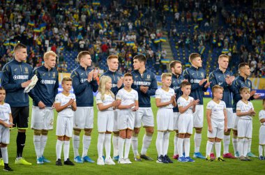 Dnipro, Ukrayna - 10 Eylül 2019: Ukrayna milli takımı Ukrayna milli takımı ile Ukrayna milli takımı arasındaki dostluk maçında Ukrayna milli takımına teşekkür ediyor