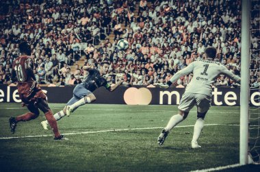 İstanbul, Türkiye - 14 Ağustos 2019: Türkiye 'nin Vodafone Arena kentindeki Vodafone Park' ta Liverpool ile Chelsea arasında oynanan Uefa Süper Kupası Finalleri sırasında Cesar Azpilicueta