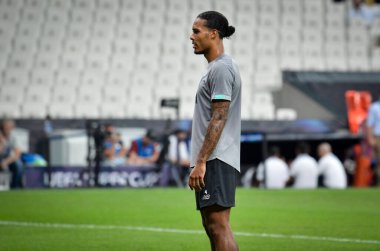 İstanbul, Türkiye - 14 Ağustos 2019: Türkiye 'nin Vodafone Arena kentindeki Vodafone Park' ta Liverpool ile Chelsea arasında oynanan Uefa Süper Kupası Finallerinden önce Virgil van Dijk
