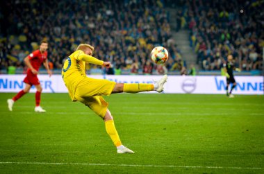 Kyiv, Ukrayna - 14 Ekim 2019: Uefa Euro 2020 ön eleme karşılaşmasında Viktor Kovalenko oyuncusu Ukrayna milli takımı Ukrayna ile Ukrayna milli takımı arasında oynanan karşılaşma