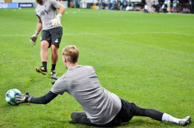 İstanbul, Türkiye - 14 Ağustos 2019: Liverpool Süper Kupası Finalleri öncesinde Vodafone Arena, Türkiye 'deki Vodafone Park' ta Liverpool ve Chelsea arasında oynanan Liverpool Süper Kupası kaleci antrenmanı