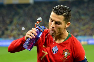 Kyiv, Ukrayna - 14 Ekim 2019: Cristiano Ronaldo Uefa Euro 2020 ön eleme karşılaşmasında Portekiz milli takımı Ukrayna ile oynanan Ukrayna maçında su içti