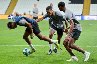 İstanbul, Türkiye - 14 Ağustos 2019: Liverpool futbolcuları Uefa Süper Kupası Finalleri öncesinde Vodafone Arena, Türkiye 'deki Vodafone Park' ta Liverpool ve Chelsea arasında oynanan karşılaşma öncesi antrenman oturumu