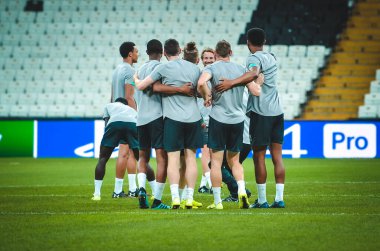 İstanbul, Türkiye - 14 Ağustos 2019: Liverpool futbolcuları Uefa Süper Kupası Finalleri öncesinde Vodafone Arena, Türkiye 'deki Vodafone Park' ta Liverpool ve Chelsea arasında oynanan karşılaşma öncesi antrenman oturumu