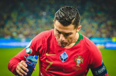Kyiv, Ukrayna - 14 Ekim 2019: Cristiano Ronaldo Uefa Euro 2020 ön eleme karşılaşmasında Portekiz milli takımı Ukrayna ile oynanan Ukrayna maçında su içti