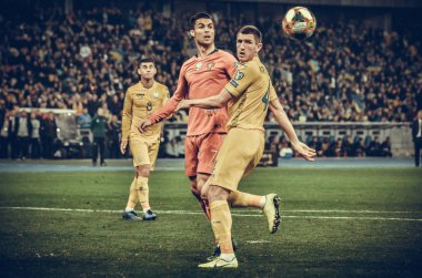 Kyiv, Ukrayna - 14 Ekim 2019: Uefa Euro 2020 ön eleme karşılaşması sırasında Serhii Kryvtsov ve Cristiano Ronaldo Portekiz milli takımı Ukrayna ile Ukrayna karşılaşması