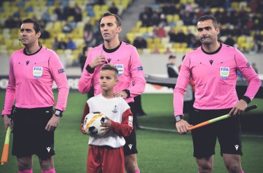 Lviv, Ukrayna - 07 Kasım 2019: Hakem Joao Pinheiro Uefa Avrupa Ligi maçında Uefa Avrupa Ligi - Saint Etienne, Ukrayna maçı sırasında elinde bir erkek ve bir topla
