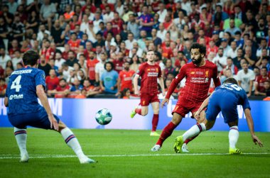 İstanbul, Türkiye - 14 Ağustos 2019: Türkiye 'nin Vodafone Arena kentindeki Vodafone Park' ta Liverpool ile Chelsea arasında oynanan Uefa Süper Kupası Finalleri sırasında Muhammed Salah ve Cesar Azpilicueta