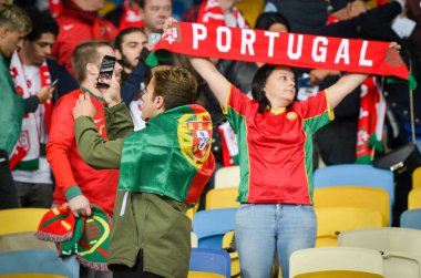 Kyiv, Ukrayna - 14 Ekim 2019: Portekizli taraftarlar Uefa Euro 2020 ön eleme maçında Ukrayna ile Ukrayna arasında oynanan Ukrayna maçı sırasında stadyumda takımı destekliyorlar