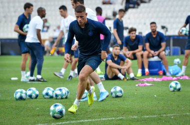 İstanbul, Türkiye - 14 Ağustos 2019: Ross Barkley, Türkiye 'nin Vodafone Arena kentindeki Vodafone Park' ta Liverpool ile Chelsea arasında oynanan Uefa Süper Kupa Finalleri öncesinde topa vurdu.