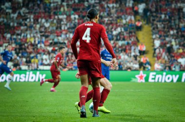 İstanbul, Türkiye - 14 Ağustos 2019: Türkiye 'nin Vodafone Arena kentindeki Vodafone Park' ta Liverpool ile Chelsea arasında oynanan Uefa Süper Kupası Finalleri sırasında Virgil van Dijk