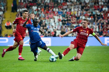 İstanbul, Türkiye - 14 Ağustos 2019: N 'Golo Kante ve Jordan Henderson, Liverpool ile Chelsea arasında Vodafone Arena, Türkiye' deki Vodafone Park 'ta oynanan Uefa Süper Kupası Finalleri maçında