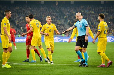 Kyiv, Ukrayna - 14 Ekim 2019: Yargıç Anthony Taylor Uefa Euro 2020 ön eleme karşılaşmasında Ukrayna 'nın kapılarına Portekiz, Ukrayna' ya karşı penaltı verdi.