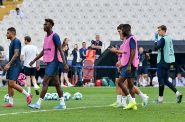 İstanbul, Türkiye - 14 Ağustos 2019: Chelsea 'li futbolcular, Liverpool ile Chelsea arasında Vodafone Arena, Türkiye' deki Vodafone Park 'ta oynanan Uefa Süper Kupası Finalleri öncesinde su içip dinleniyorlar
