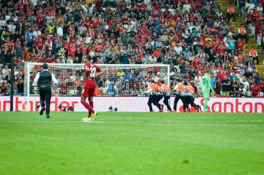 İstanbul, Türkiye - 14 Ağustos 2019: Stryker, Türkiye 'nin Vodafone Arena kentindeki Vodafone Park' ta Liverpool ile Chelsea arasında oynanan Uefa Süper Kupa Finalleri maçında futbol sahasına koştu