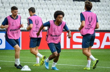 İstanbul, Türkiye - 14 Ağustos 2019: Willian ve futbolcular Uefa Süper Kupası Finalleri öncesinde Vodafone Arena, Türkiye 'deki Vodafone Park' ta Liverpool ve Chelsea arasında oynanan karşılaşma öncesi antrenman oturumu