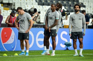 İstanbul, Türkiye - 14 Ağustos 2019: Liverpool futbolcuları Uefa Süper Kupası Finalleri öncesinde Vodafone Arena, Türkiye 'deki Vodafone Park' ta Liverpool ve Chelsea arasında oynanan karşılaşma öncesi antrenman oturumu