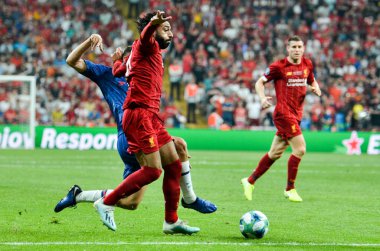 İstanbul, Türkiye - 14 Ağustos 2019: Türkiye 'nin Vodafone Arena kentindeki Vodafone Park' ta Liverpool ile Chelsea arasında oynanan Uefa Süper Kupası Finalleri sırasında Muhammed Salah ve Mateo Kovaciç