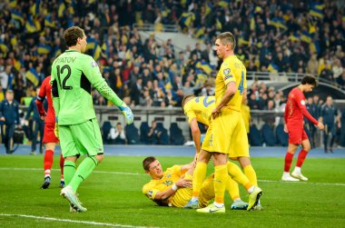 Kyiv, Ukrayna - 14 Ekim 2019: Uefa Euro 2020 ön eleme karşılaşmasında Ukrayna milli takımı Ukrayna ile Portekiz milli takımı Ukrayna arasında oynanan karşılaşmada çim oyuncusuna yalan söyleyen yaralı oyuncu