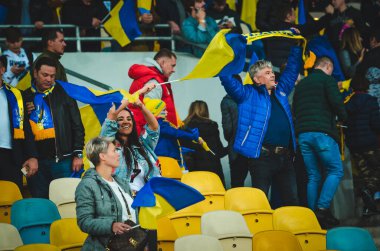Kyiv, Ukrayna - 14 Ekim 2019: Ukraynalı taraftarlar Uefa Euro 2020 ön eleme karşılaşmasında Ukrayna ile Portekiz, Ukrayna arasında oynanan karşılaşmada stadyumda takımı destekliyorlar
