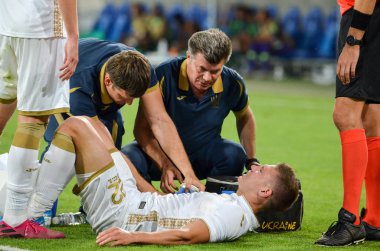 Dnipro, Ukrayna - 10 Eylül 2019: Ukrayna ile Nijerya, Ukrayna arasında oynanan dostluk maçı sırasında sahada oynayan futbolcu Mykola Matviienko 'ya ilk yardım