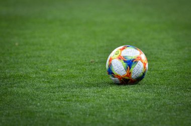 Kyiv, Ukrayna - 14 Ekim 2019: Resmi top Uefa Euro 2020 ön eleme karşılaşmasında Ukrayna milli takımı Ukrayna ile Ukrayna milli takımı arasında oynanan karşılaşmada çimlerin üzerinde duruyor