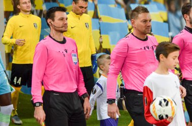 Lviv, Ukrayna - 28 Kasım 2019: Alexandria (Ukrayna) ile Wolfsburg (Almanya) arasındaki Uefa Avrupa Ligi karşılaşmasında hakem Manuel Schuttengruber oyuncu