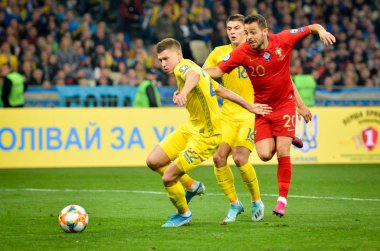 Kyiv, Ukrayna - 14 Ekim 2019: Bernardo Silva ve Mykola Matviienko Uefa Euro 2020 ön eleme maçında Ukrayna ile Portekiz takımı Ukrayna arasında oynandı.