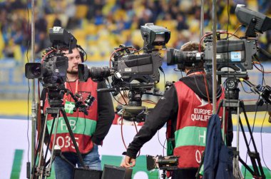 Kyiv, Ukrayna - 14 Ekim 2019: Uefa Euro 2020 ön eleme maçında Ukrayna milli takımı Ukrayna ile Portekiz, Ukrayna maçı sırasında kameraman ve operatör bir rapor çekti