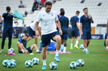 İstanbul, Türkiye - 14 Ağustos 2019: Vodafone Park, Türkiye 'de Liverpool ile Chelsea arasında oynanan Uefa Süper Kupası Finalleri öncesinde teknik direktör Frank Lampard topla oynadı