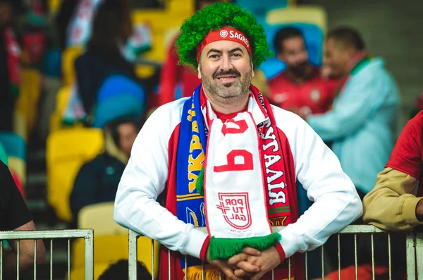 乌克兰基辅 2019年10月14日 在乌克兰对阵葡萄牙国家队乌克兰的Uefa Euro 2020资格赛期间 葡萄牙球迷在看台上支持球队 — 图库照片