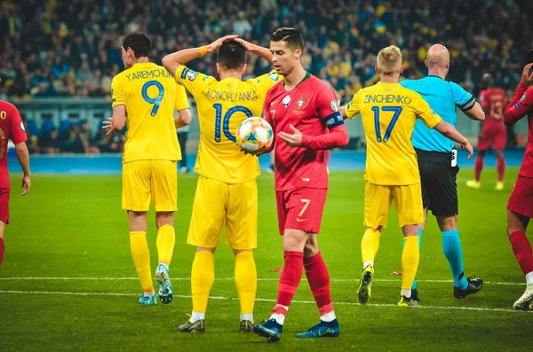 Kyiv, Ukrayna - 14 Ekim 2019: Cristiano Ronaldo, Uefa Euro 2020 ön eleme karşılaşmasında Portekiz milli takımı Ukrayna ile Ukrayna maçı sırasında penaltı attı