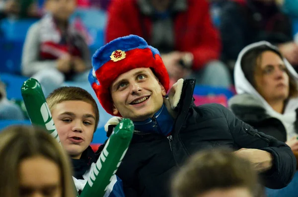 2019年11月16日 俄罗斯圣彼得堡 在2020年欧洲杯预选赛期间 俄罗斯球迷戴着耳罩站在看台上支持球队 — 图库照片