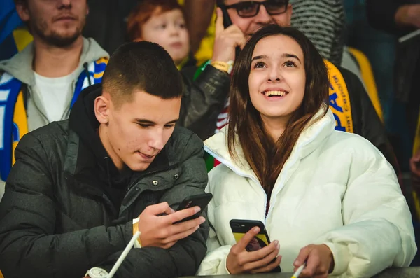 乌克兰基辅 2019年10月14日 在乌克兰对阵葡萄牙和乌克兰的2020年欧洲杯资格赛期间 乌克兰球迷在体育场支持球队 — 图库照片