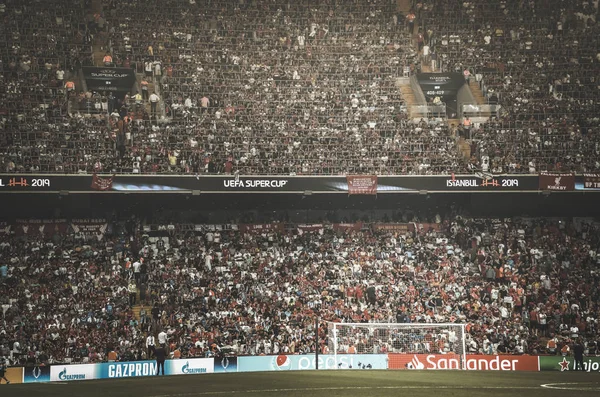 土耳其伊斯坦布尔 2019年8月14日 在乌法超级杯决赛期间 足球迷和看台观众支持球队在土耳其沃达丰竞技场与利物浦和切尔西的比赛 — 图库照片