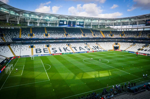 İstanbul, Türkiye - 14 Ağustos 2019: Türkiye 'nin Vodafone Arena kentinde oynanan Uefa Süper Kupası Finalleri öncesinde Vodafone Arenawith stadyumunun genel görünümü
