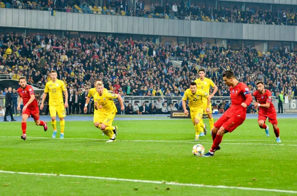 Kijów Ukraina Października 2019 Cristiano Ronaldo Strzela Karą Meczu Kwalifikacyjnym — Zdjęcie stockowe