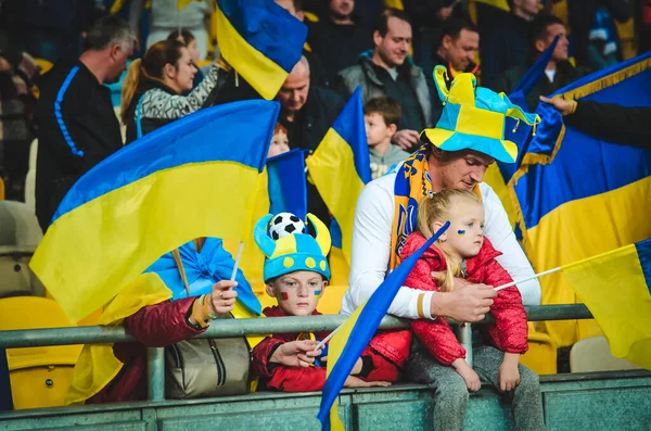 Kyiv Ukraine Outubro 2019 Torcedores Ucranianos Apoiam Equipe Estádio Durante — Fotografia de Stock