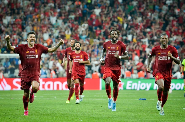 Istanbul Turchia Agosto 2019 Giocatori Del Liverpool Festeggiano Vittoria Nella — Foto Stock