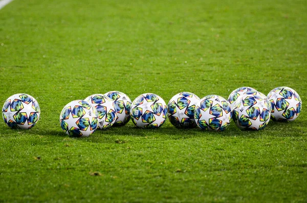 Kharkiv, Ukrayna - 18 Eylül 2019: Şampiyonlar Ligi resmi futbol topu Uefa Şampiyonlar Ligi maçında Ukrayna 'nın Manchester City (İngiltere) maçında sona erdi