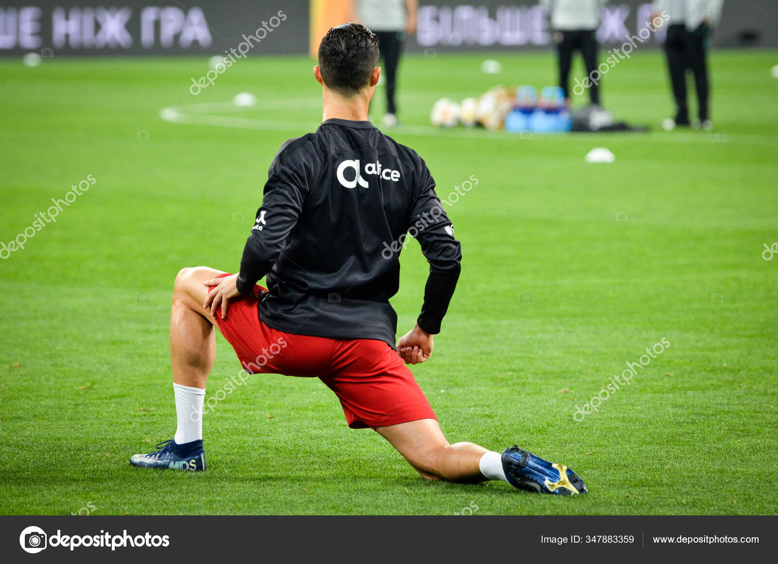 Jogador amador de futebol chuta uma bola Stock Photo - Alamy